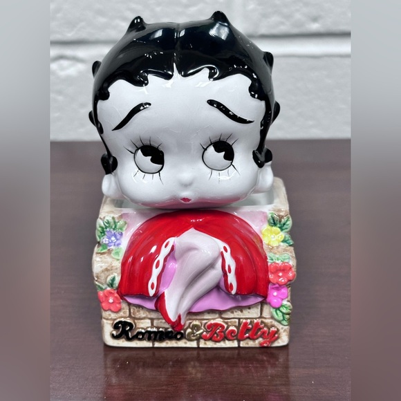Betty Boop Salt and Pepper Shakers by Star Jars - Picture 1 of 4